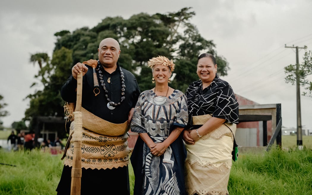 Pakilau o Mana Moana Manase Lua, Luau o Mana Moana Therese Mangos, Vakalahi o Mana Moana Christine Nurminen post ceremony at Ihumātao.