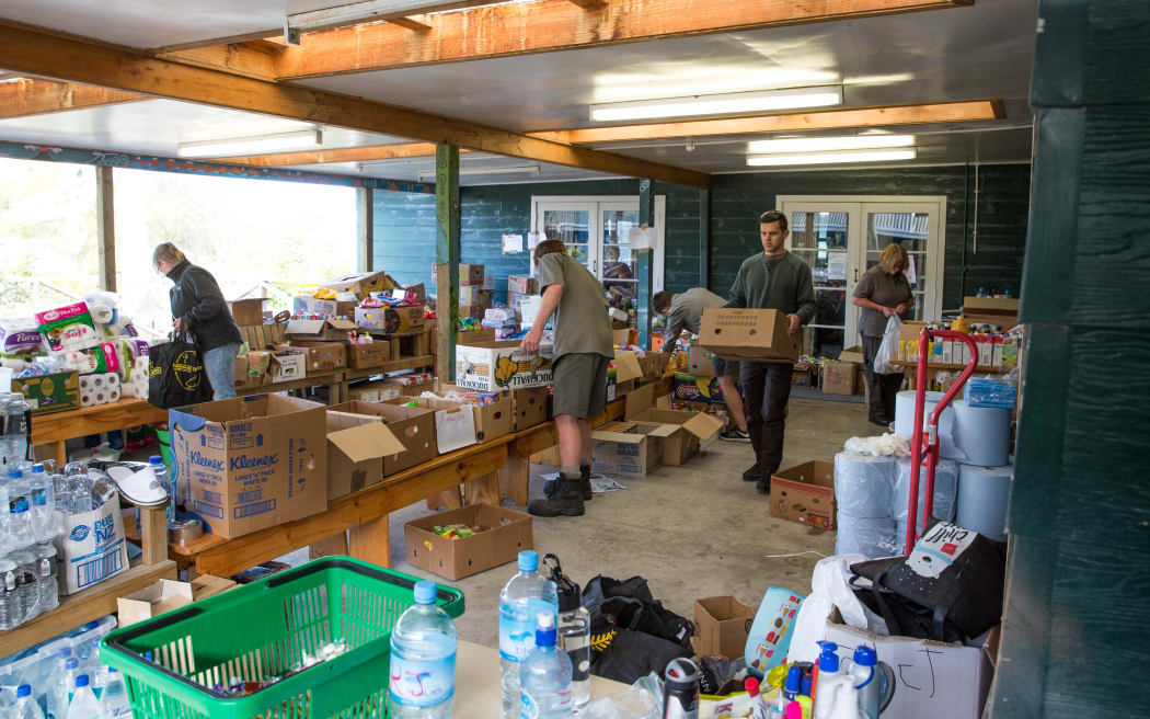People make up food parcels at Takahanga Marae