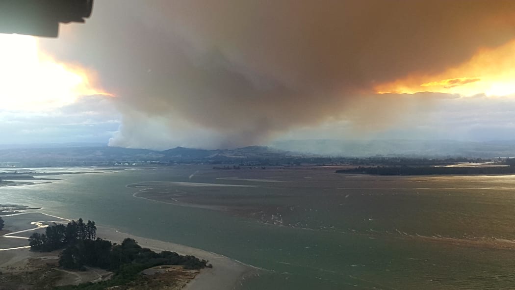 Smoke from the Tasman forest fire, on approach to Nelson from the flight deck of an Air NZ plane.