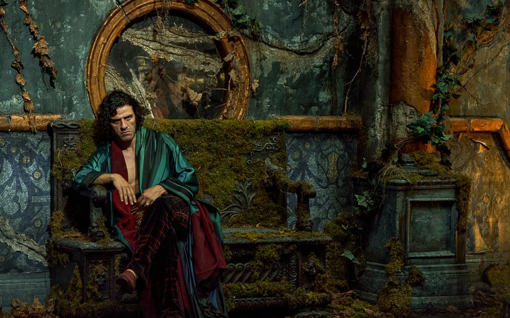 FRANKENSTEIN. Oscar Isaac as Victor Frankenstein in Frankenstein. Cr. Ken Woroner/Netflix © 2025.