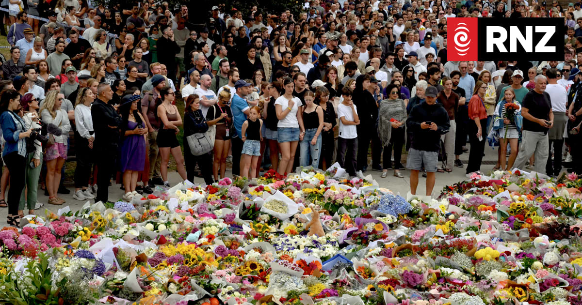 3000 kilos of mourners' flowers from Bondi Beach to be transformed into art