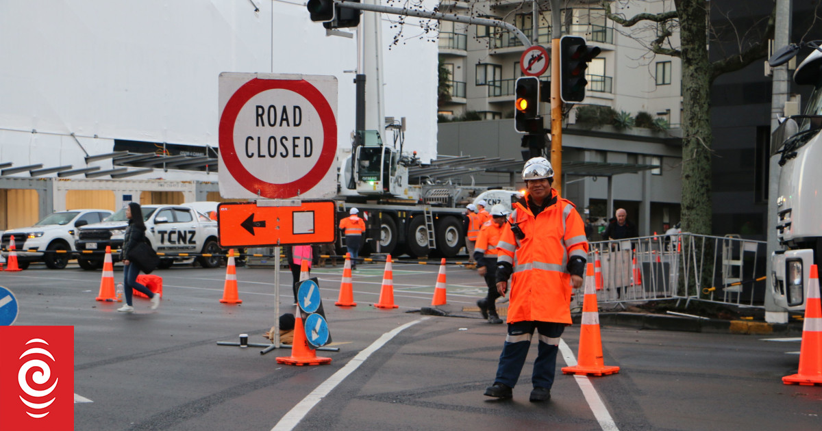 Central Auckland street still closed after panel falls off building