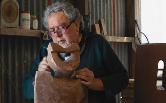 Baye Riddell in his studio at Tokomaru Bay in 2022 . Photo by Norm Heke