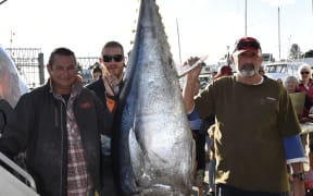 John Ballard, Matt Peters, Graeme McKay and their 156.85kg bluefin tuna