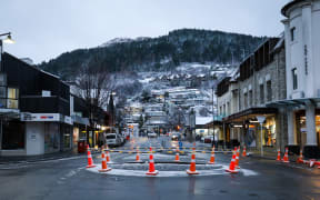 South Island residents are waking up to a white blanket of snow as a cold blast works its way up the country.