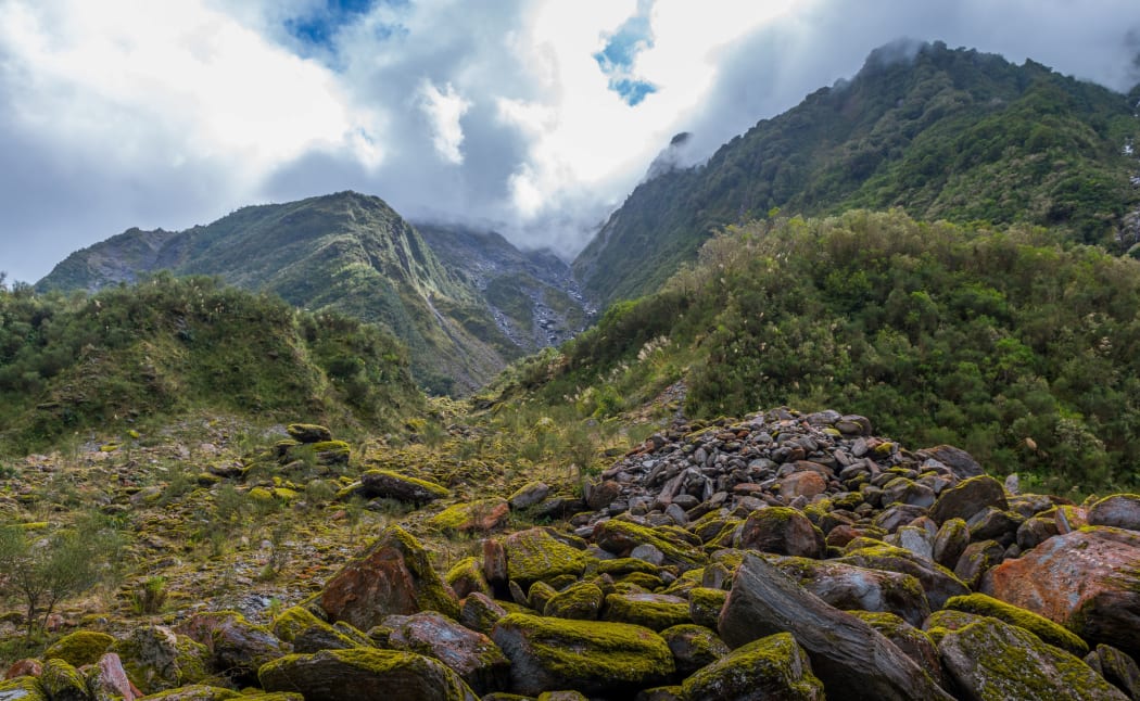 The beautiful landscape of the southern island of New Zealand is a mountain range of lake forests.