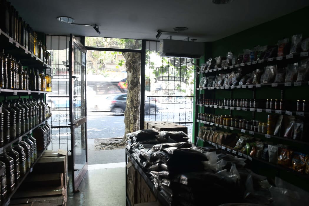 A Buenos Aires shop hit by a blackout after the power to some 700,000 users was interrupted as a result of technical failures, on a day where temperatures exceeded 40C.