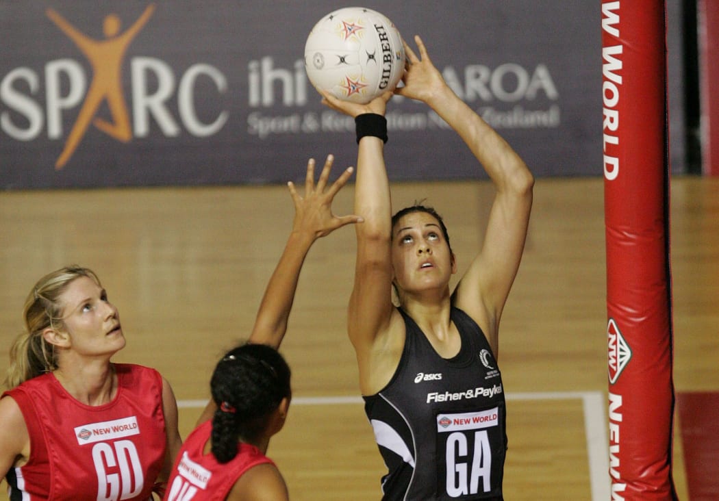 Griffin shooting for the Silver Ferns in 2007