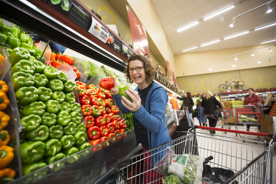 Alison Ballance and Simon Morton discover which fruits and vegetable have the most vitamin c. Science of vitamin c