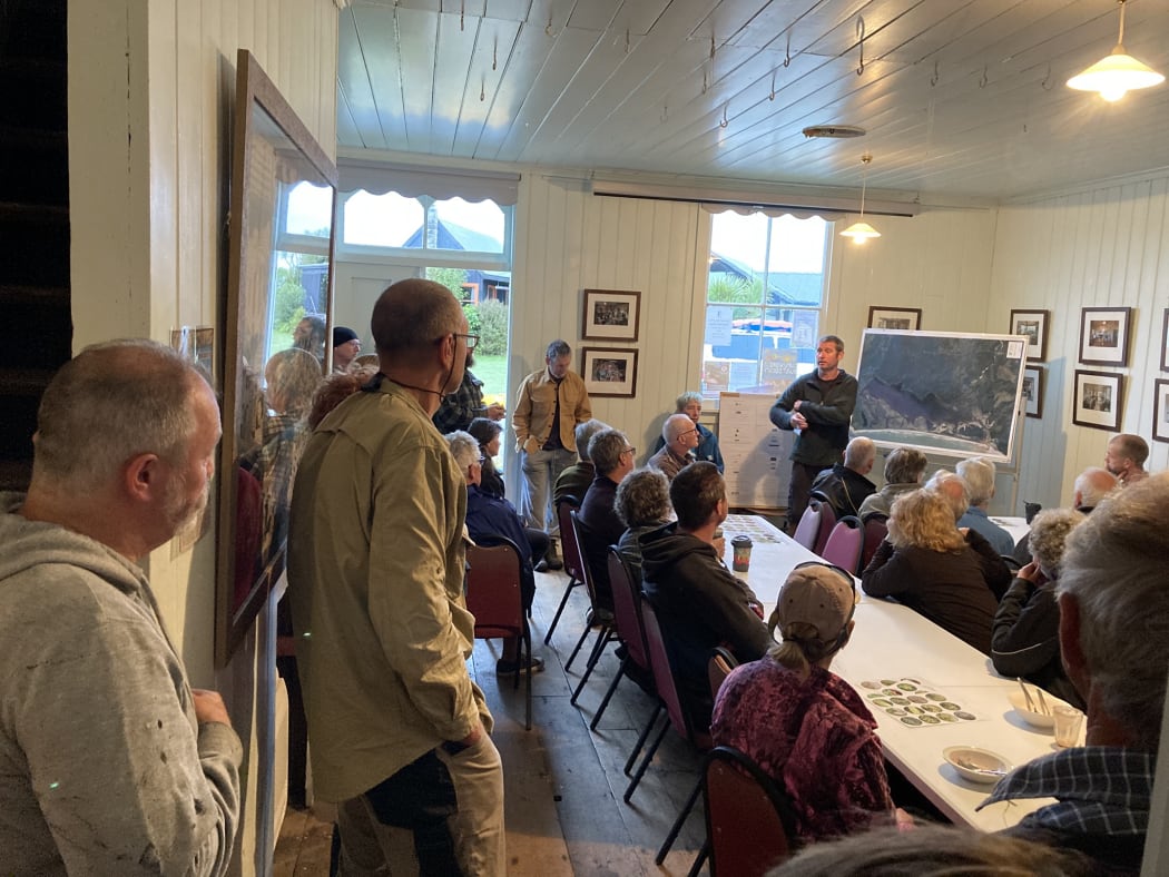 Baz Hughes briefing volunteers at Ōkārito.