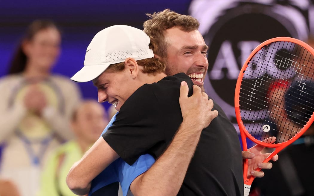Italy's Jannik Sinner (R) embraces Australia's Jordan Smith during the 1 Point Slam exhibition event ahead of the 2026 Australian Open at Rod Laver Arena in Melbourne on January 14, 2026. (Photo by DAVID GRAY / AFP) / - IMAGE RESTRICTED TO EDITORIAL USE - STRICTLY NO COMMERCIAL USE --