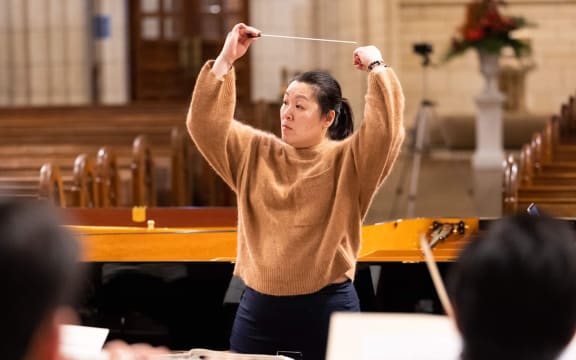 Elizabeth Lau conducts Wairua Sinfonietta.