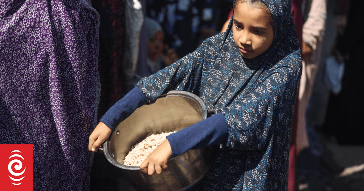 Children in Gaza awaiting humanitarian aid
