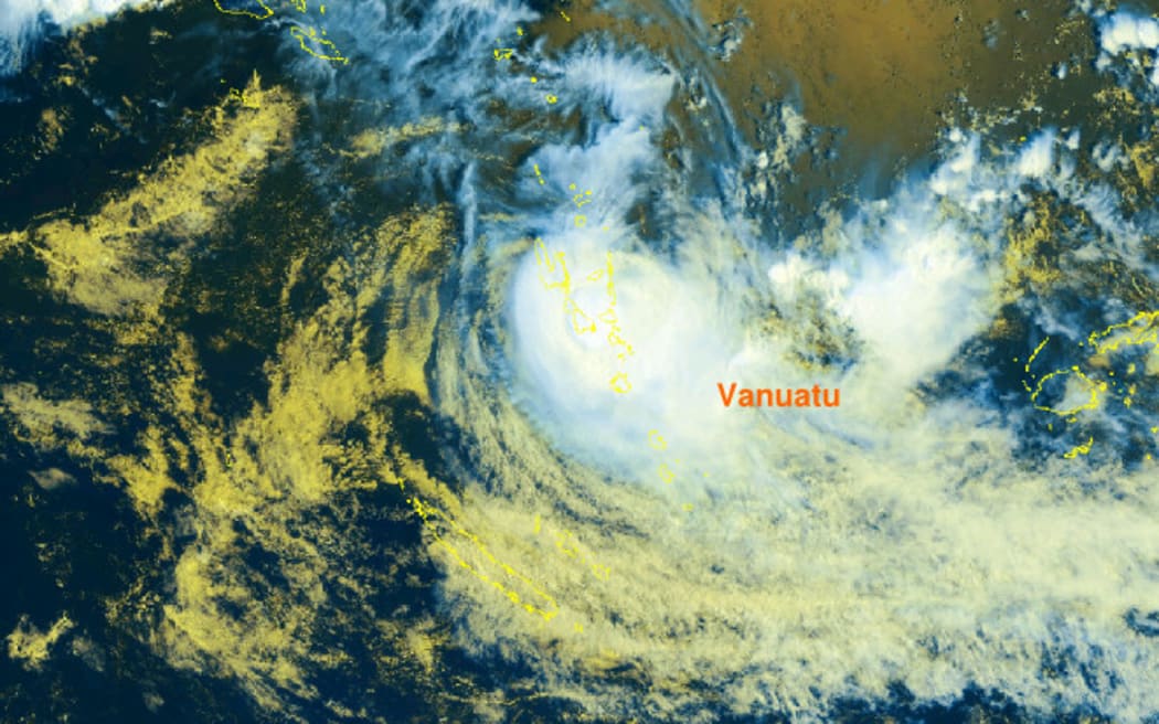 El ciclón tropical Lola sobre Vanuatu visto en imágenes de satélite a las 11 a.m. (hora de Nueva Zelanda) del 25 de octubre de 2023.
