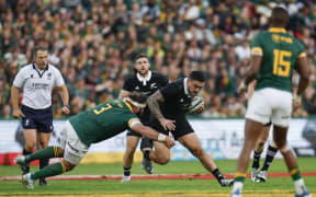 South Africa's prop Frans Malherbe (2nd L) tackles New Zealand's hooker Codie Taylor (C) during the Rugby Championship Test match between South Africa and New Zealand at the Ellis Park Stadium in Johannesburg on August 31, 2024. (Photo by PHILL MAGAKOE / AFP)