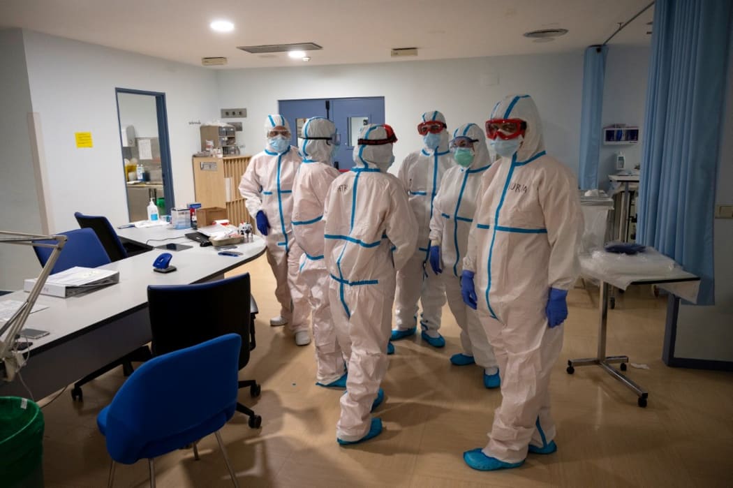 Healthcare workers chat at the Intensive Care Unit (ICU) of the Severo Ochoa University Hospital in Leganes on October 16, 2020. - At Severo Ochoa hospital in a Madrid suburb