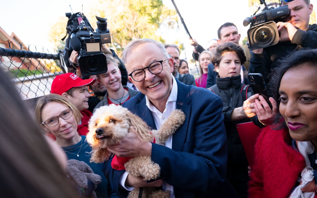 Opposition Labor Party leader Anthony Albanese (C) greets supporters at a polling station during Australia's general election in the suburb of Carnegie in Melbourne on May 21, 2022. (Photo by Wendell Teodoro / AFP)