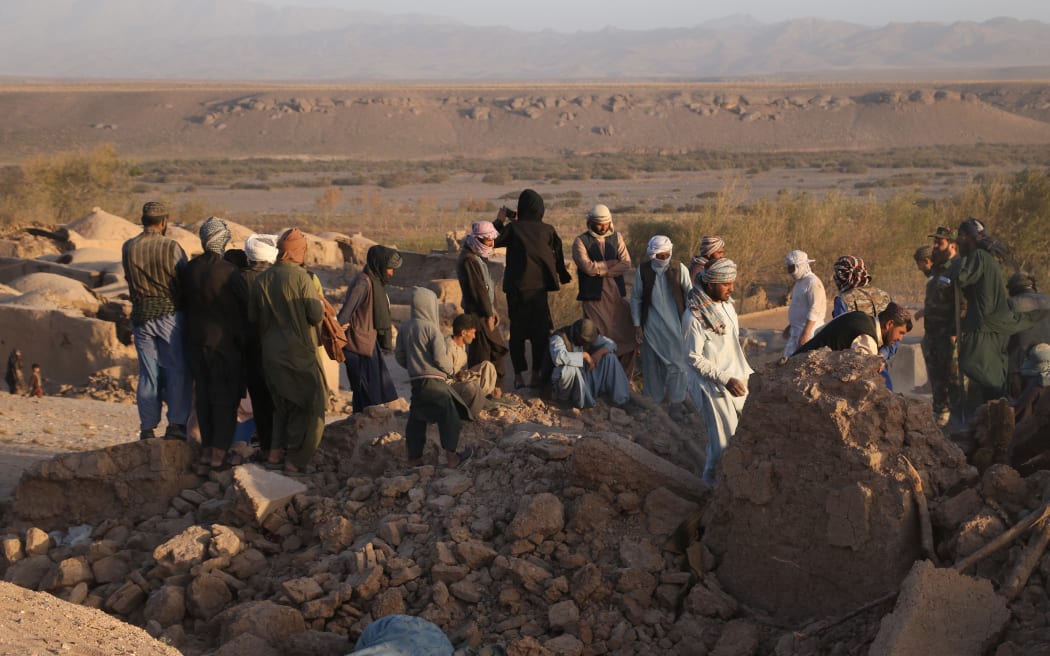 (231008) -- HERAT, 8 octobre 2023 (Xinhua) des personnes sont vues parmi les décombres de logements après que des tremblements de terre ont frappé la province de Herat, en Afghanistan, le 7 octobre 2023. Au moins 120 personnes ont été tuées et environ 1,000 autres ont été blessées dans les tremblements de terre .  Un responsable local d'Herat a déclaré aux journalistes que les tremblements de terre ont secoué la province afghane d'Herat et d'autres provinces occidentales.  Selon le China Earthquake Networks Center, deux séismes de magnitude 6,2 ont frappé l'Afghanistan samedi.  (Photo de Mishal/Xinhua) (Photo de Mishal/Xinhua/Xinhua via AFP)