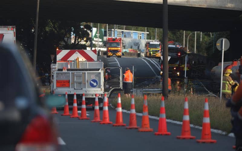 Diesel spill from fuel truck crash closes Aotea Quay in Wellington | RNZ