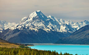 Aoraki Mount Cook and Lake Pukaki in the South Island.