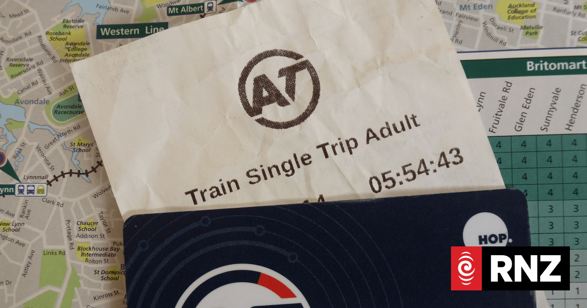 Thousands of Auckland bus cards reaching expiry date | RNZ