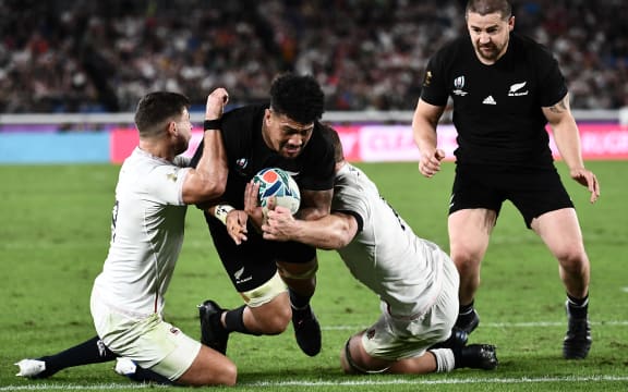 New Zealand's flanker Ardie Savea (2nd L) scores a try during the Japan 2019 Rugby World Cup semi-final match between England and New Zealand at the International Stadium Yokohama in Yokohama on October 26, 2019.