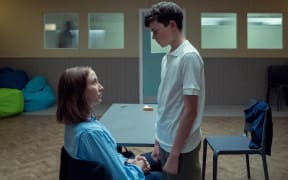 Jamie negs and belittles his female psychologist in an attempt to feel powerful and in control, mimicking the teachings of the manosphere.