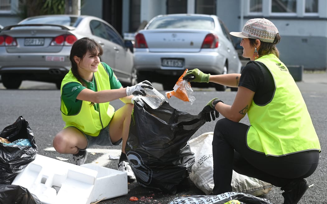 Only 1 student, Gabriella Farrell, 20, (left) an international student from Pennsylvania turned up for a clean-up organised by Keep Dunedin Beautiful coordinator Kelsey Porter (right) in Castle St North, Wednesday 190225 PHOTO: LINDA ROBERTSON
Gabriella (Brie) is studying biochemistry/microbiology and physics at the University of Otago