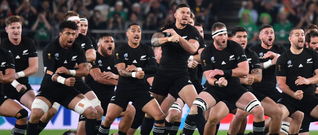 New Zealand's players perform the haka before the Japan 2019 Rugby World Cup quarter-final match between New Zealand and Ireland at the Tokyo Stadium in Tokyo on October 19, 2019. (Photo by Kazuhiro NOGI / AFP)