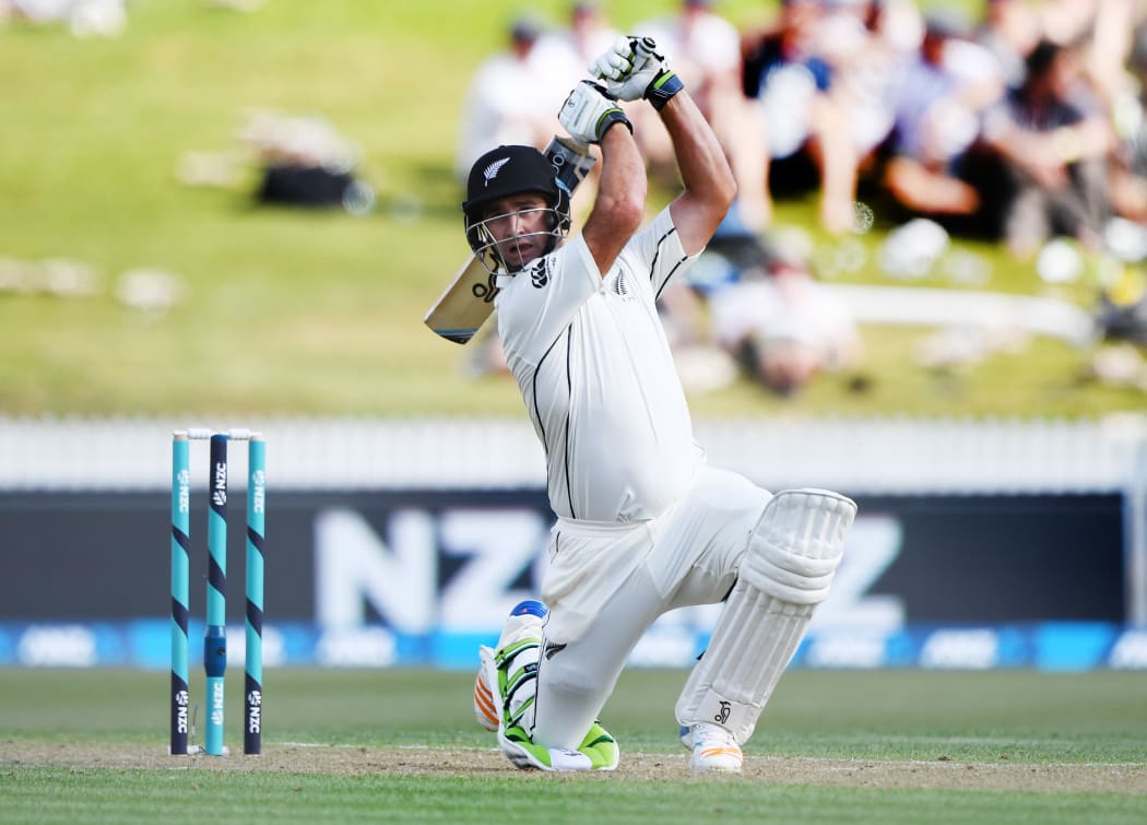 Colin de Grandhomme batting.