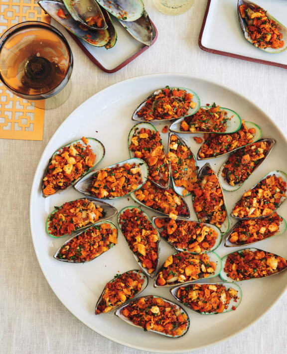 Grilled mussels with 'nduja crumbs