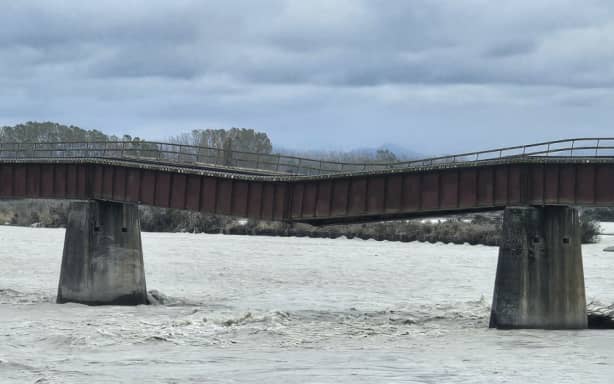 Rail bridge reopened after floods left it sagging | RNZ