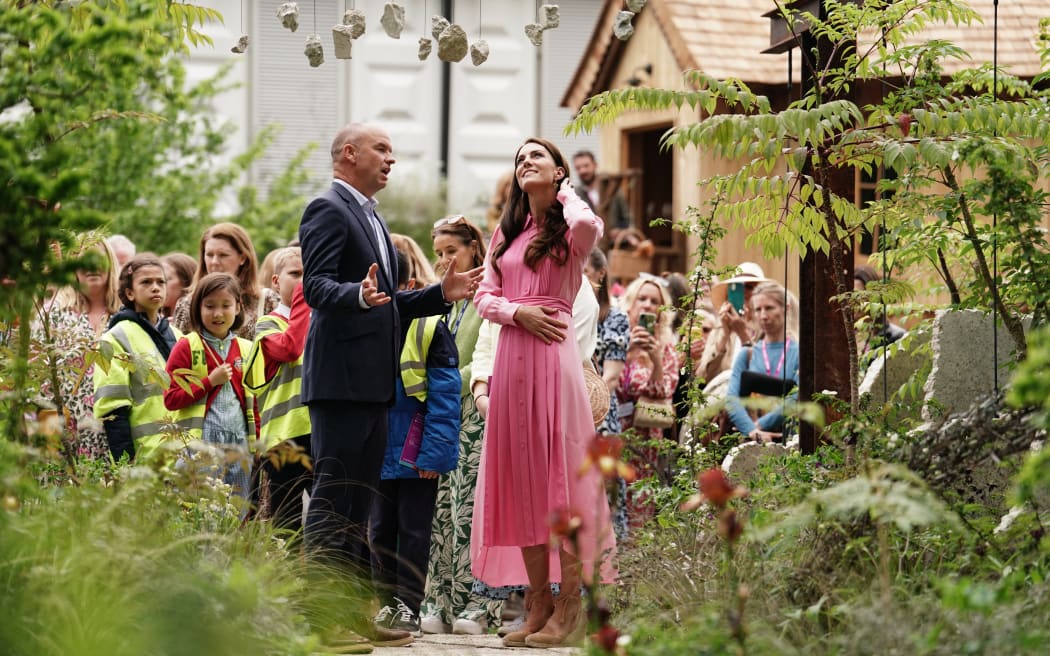 Britain's Catherine, Princess of Wales (C) on a visit the gardens on press day ahead of the 2023 RHS Chelsea Flower Show in London on May 22, 2023. Ten schools from the Royal Horticultural Society's (RHS) Campaign for School Gardening wereinvited to bring pupils along to the RHS Chelsea Flower Show, marking the first time in the event's 110-year history that a Children's Picnic has taken place. (Photo by Jordan Pettitt / POOL / AFP)