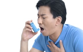 Man using inhaler. (Photo by SCIENCE PHOTO LIBRARY / R3F / Science Photo Library via AFP)