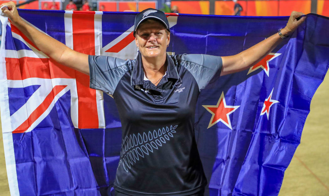Jo Edwards wins gold in the women's singles bowls at the Commonwealth Games.