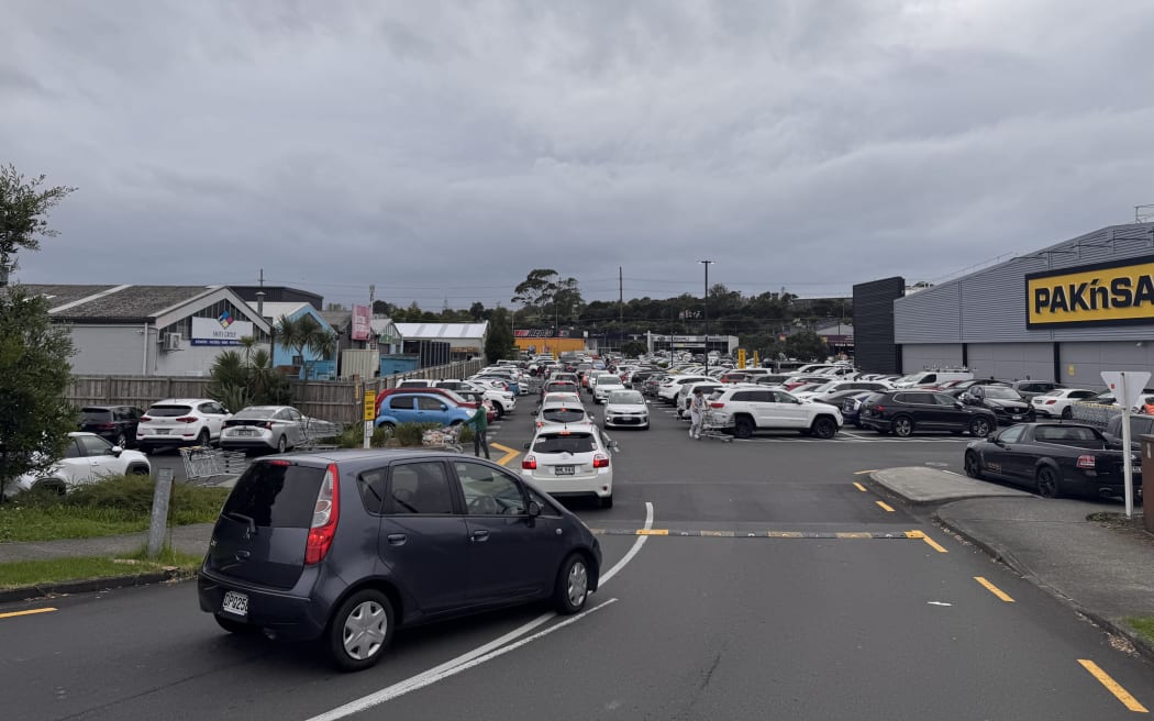 Queues form at Auckland supermarkets as people prepare for Cyclone ...