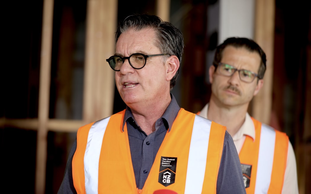 Malcolm Fleming, CEO of the New Zealand Certified Builders Association (NZCB) with Building and Construction Minister Chris Penk.