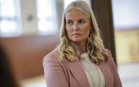 Oslo 20250623. 
Queen Sonja, Crown Princess Mette-Marit with First Lady Brigitte Macron receive a briefing about bees in the Queen Sonja Art Stable together with children
from the French School in Oslo in connection with the official visit from French President Emmanuel Macron.
Photo: Thomas Andersen / NTB (Photo by Thomas Andersen / NTB via AFP)