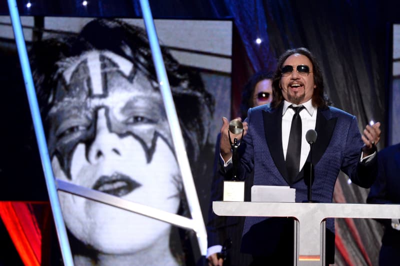 NEW YORK, NY - APRIL 10: Inductee Ace Frehley of KISS speaks onstage at the 29th Annual Rock And Roll Hall Of Fame Induction Ceremony at Barclays Center of Brooklyn on April 10, 2014 in New York City.   Larry Busacca/Getty Images/AFP (Photo by Larry Busacca / GETTY IMAGES NORTH AMERICA / Getty Images via AFP)