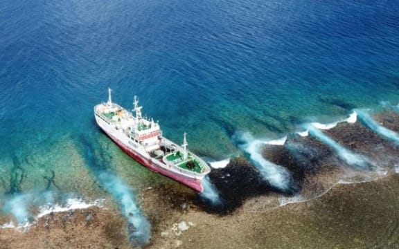 Shen Gang Shun 1 stuck on reef of Arutua