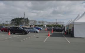 Cars line up for the first day of the country's largest drive-through vaccination centre at the Park and Ride at Auckland Airport on 22 August 2021