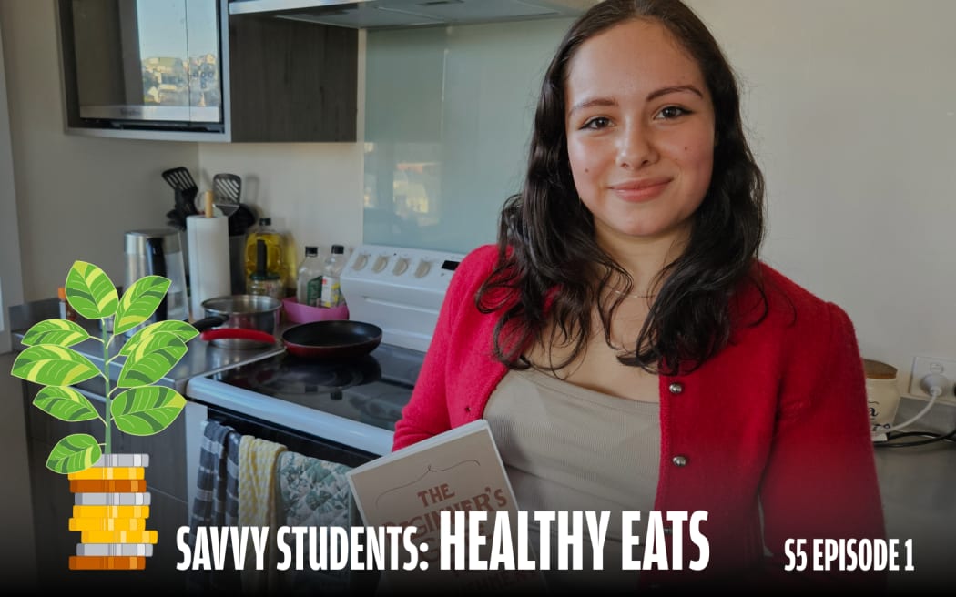 A young woman in a red cardigan smiles in a student kitchen, holding a cookbook titled The Beginner’s Cookbook. Text reads “Savvy Students: Healthy Eats – S5 Episode 2” with a coin stack and plant illustration beside it. Cooking utensils and ingredients are visible behind her.