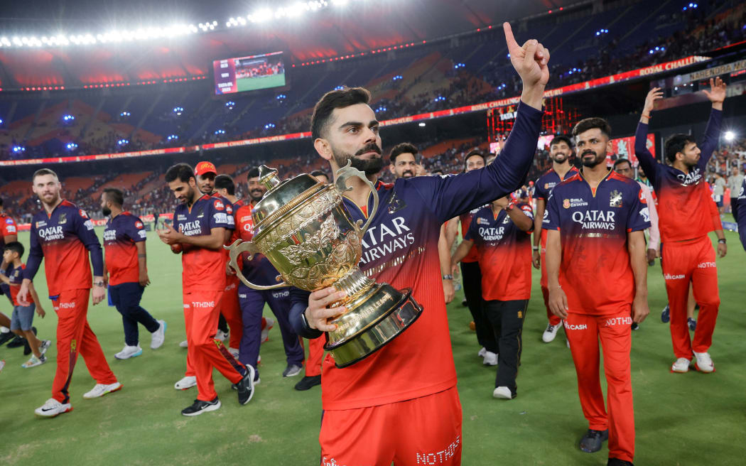 Virat Kohli dari Royal Challengers Bengaluru merayakan kemenangan IPL, 2025.