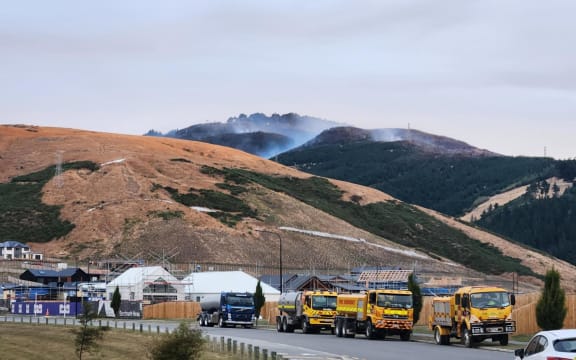 Smoke is still clearly visible blowing on the hills on Thursday evening. The weather conditions feel a bit calmer with not much wind.