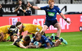 Mark Telea of the Blues scores a try.