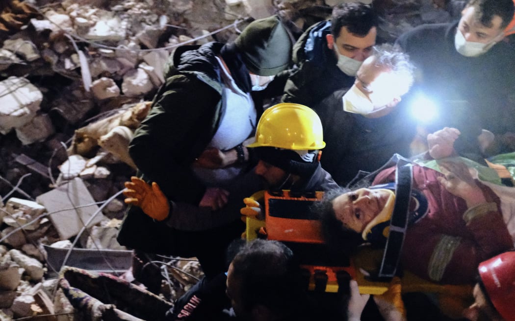 A woman is being rescued alive on day 7 of rescue efforts in Hatay, Turkey, on February 12, 2023. -The number of people who died in the earthquake that hit Syria and Turkey earlier this week surpassed 33,000 on Sunday, according to local authorities. (Photo by Umit Turhan Coskun/NurPhoto) (Photo by Umit Turhan Coskun / NurPhoto / NurPhoto via AFP)