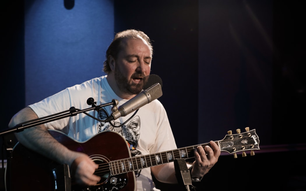 James Reid, auteur-compositeur-interprète et leader des Feelers