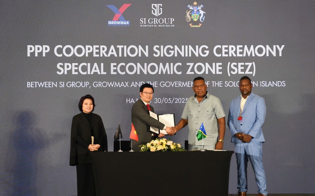 Solomon Islands Minister Jamie Vokia and (former) Chief of Staff Mack Faddean Aoraunisaka pictured with SI Group Chairman Phan Nhat Minh and CEO Le Thi Huy Binh