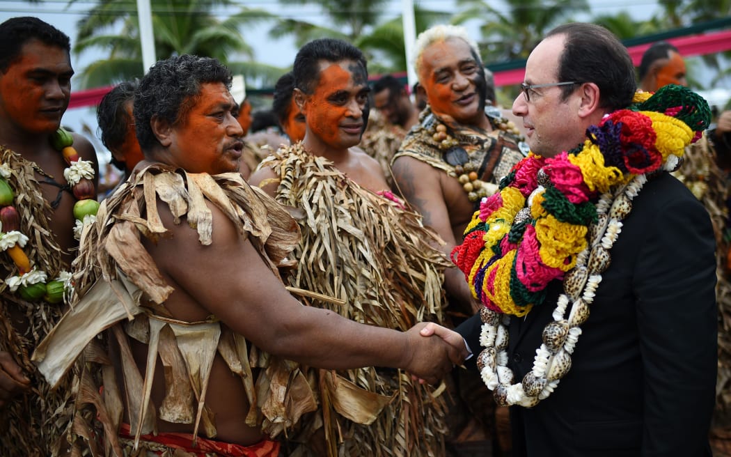 The French president, François Hollande, meets a chief from the kingdom of 'Alo on Futuna. Family tensions prevented him from going to Sigave.