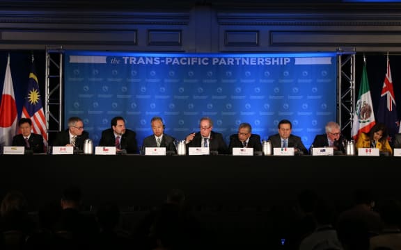 Delegates at the joint Trans-Pacific Partnership press conference at a hotel in Atlanta, USA on Oct. 5, 2015, after reaching an agreement on the free trade pact. ( The Yomiuri Shimbun )